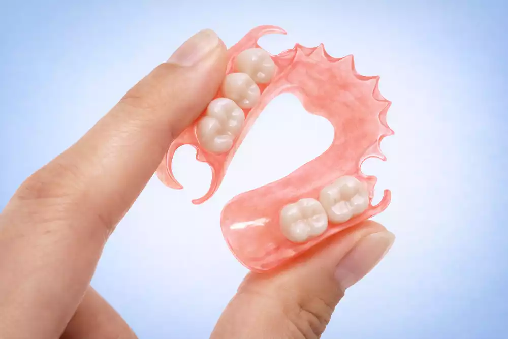 Мягкие зубные протезы: плюсы, минусы и как выбрать