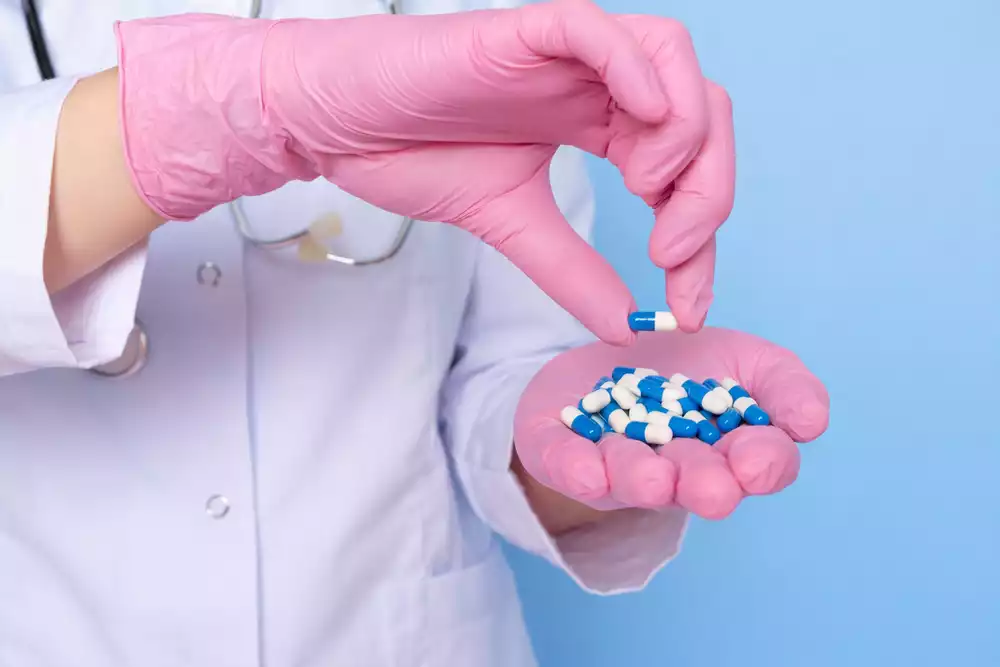 Антибиотики при имплантации зубов: когда назначаются и обязательны ли они