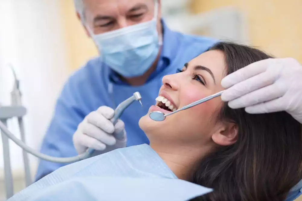 Больно ли ставить импланты зубов: ощущения во время операции и после